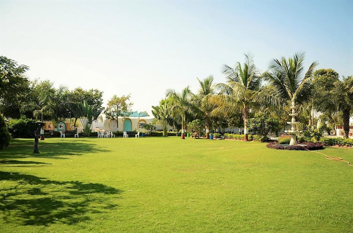 أحمد أباد Royal Club & Resort المظهر الخارجي الصورة